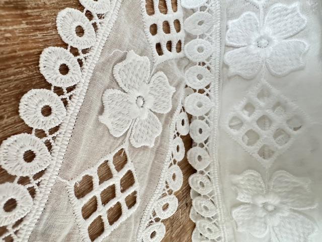 3D-Baumwoll-Band mit Lochstick & aufgesetzter Stickblume, Weiss, 8cm