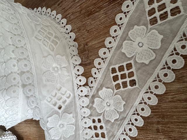 3D-Baumwoll-Band mit Lochstick & aufgesetzter Stickblume, Weiss, 8cm - 0