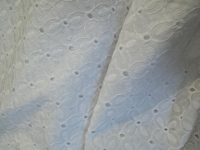 Baumwoll-Stickerei, Weiss