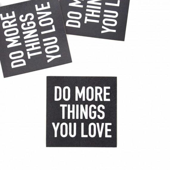 Kunstleder-Label - DO MORE THINGS YOU LOVE, Schwarz/Weiss
