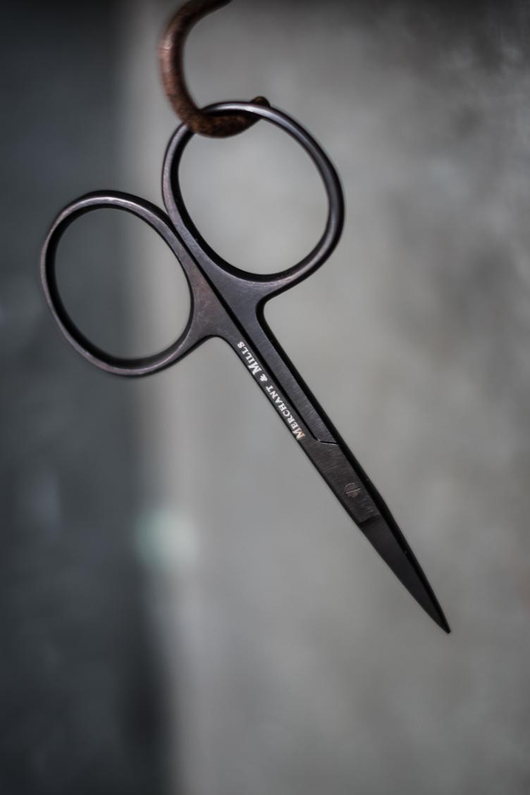 Merchant & Mills, `Wide Bow Scissors`, Kleine Schere aus schwarzem Stahl, 10cm - 1