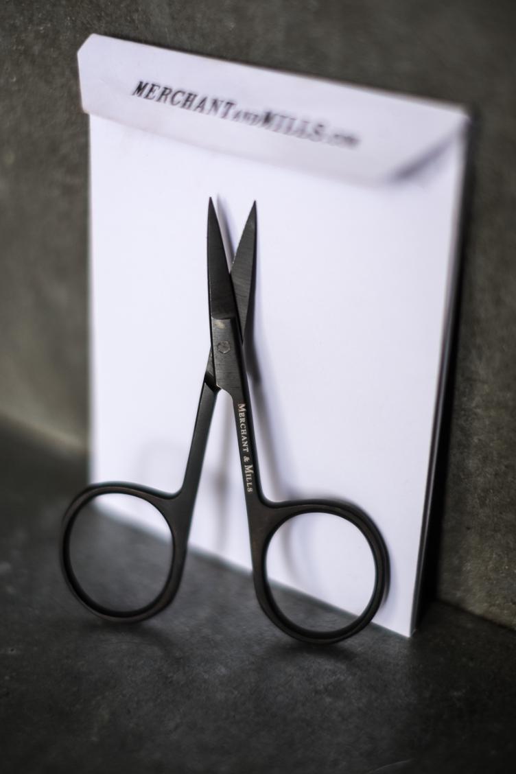 Merchant & Mills, `Wide Bow Scissors`, Kleine Schere aus schwarzem Stahl, 10cm