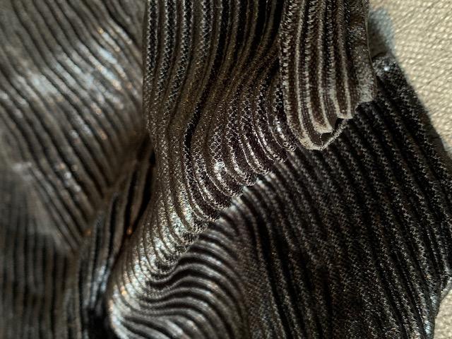 Shiny Plisse, Schwarz